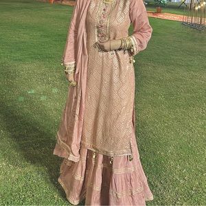 Selling this Pakistani suit! Worn only 1 time!